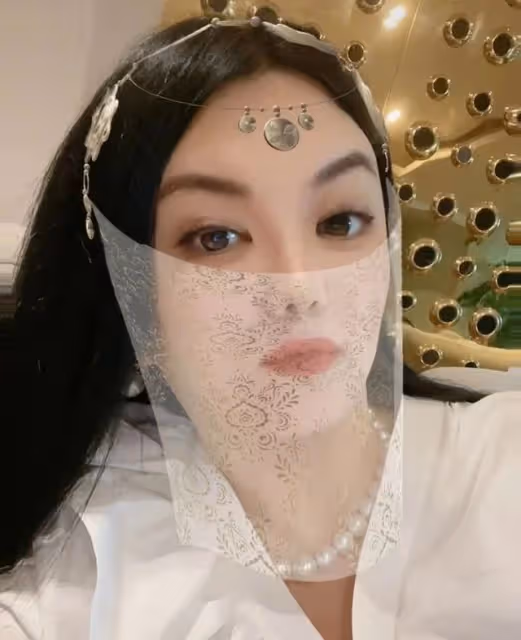 李湘深夜曬自拍照，脖子上戴百萬珍珠項鍊，嘟嘴做親吻狀紅光滿面