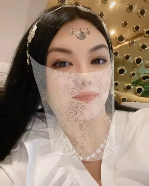 李湘深夜曬自拍照，脖子上戴百萬珍珠項鍊，嘟嘴做親吻狀紅光滿面