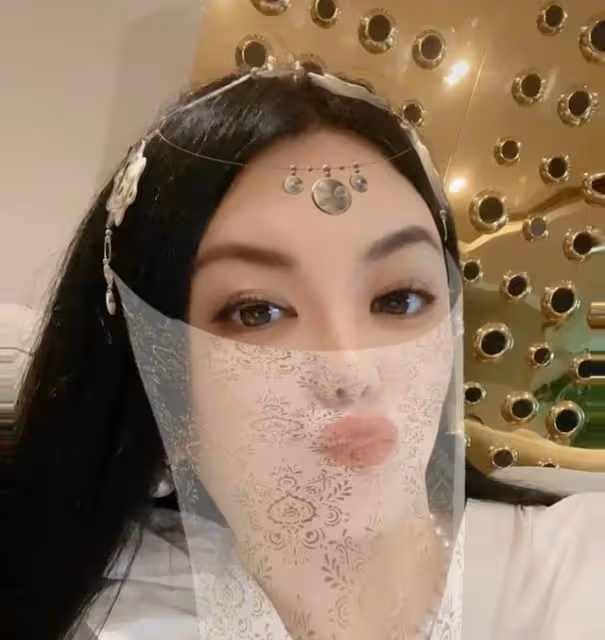 李湘深夜曬自拍照，脖子上戴百萬珍珠項鍊，嘟嘴做親吻狀紅光滿面