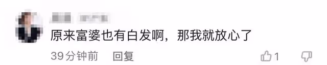李湘深夜曬自拍照，脖子上戴百萬珍珠項鍊，嘟嘴做親吻狀紅光滿面