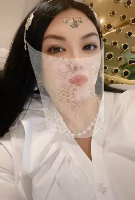 李湘深夜曬自拍照，脖子上戴百萬珍珠項鍊，嘟嘴做親吻狀紅光滿面