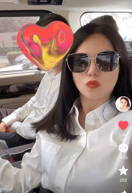 李湘深夜曬自拍照,脖子上戴百萬珍珠項鍊,嘟嘴做親吻狀紅光滿面