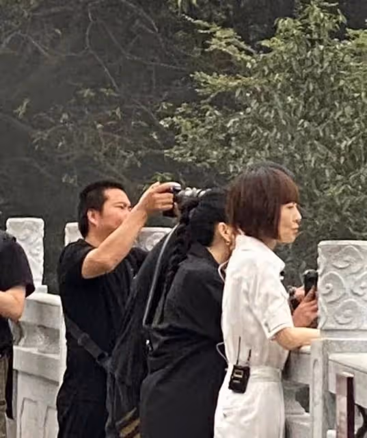 52歲魯豫穿上萬元鞋爬山,臉頰骨頭突出面容憔悴,身材瘦弱惹人疼