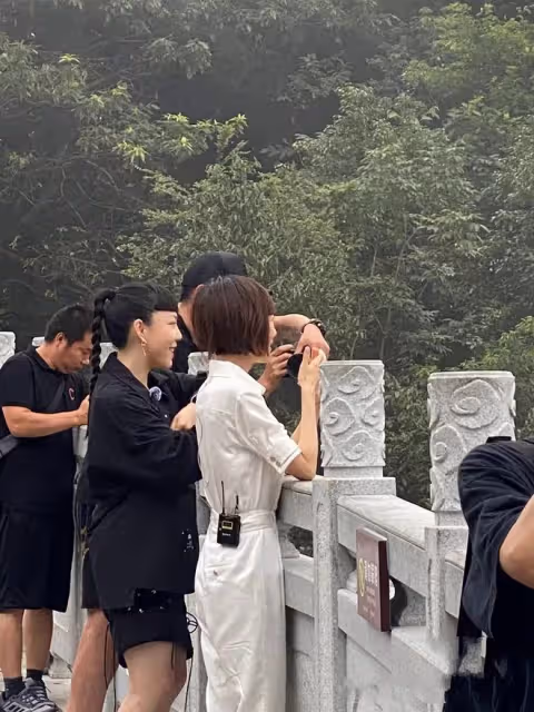 52歲魯豫穿上萬元鞋爬山,臉頰骨頭突出面容憔悴,身材瘦弱惹人疼