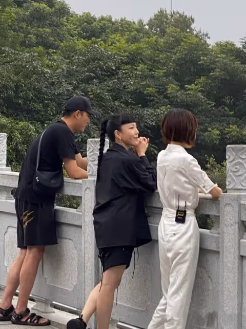 52歲魯豫穿上萬元鞋爬山,臉頰骨頭突出面容憔悴,身材瘦弱惹人疼