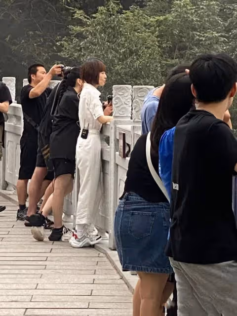 52歲魯豫穿上萬元鞋爬山,臉頰骨頭突出面容憔悴,身材瘦弱惹人疼