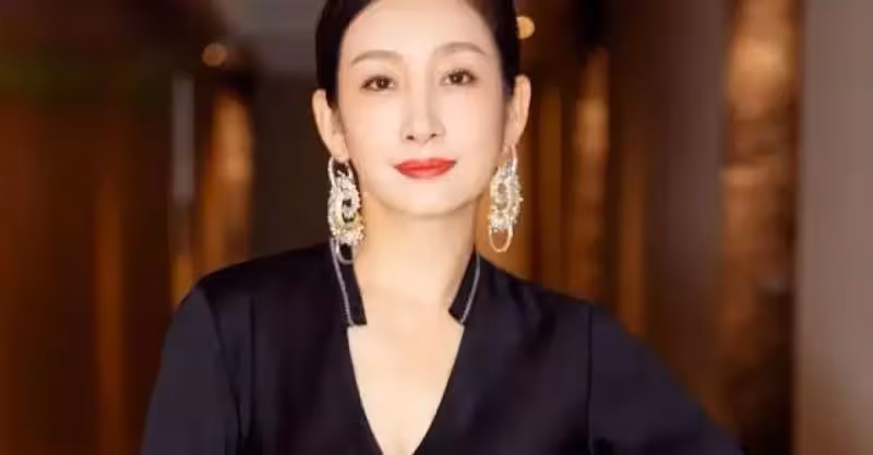 她曾被稱「最丑影后」，7年的男友遭截胡，今41歲二婚生活美滿