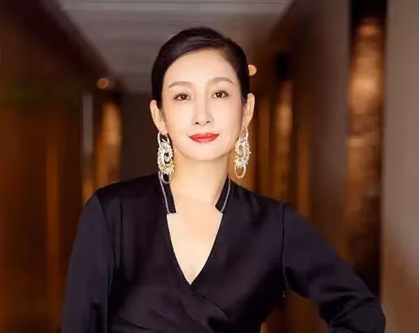 她曾被稱「最丑影后」，7年的男友遭截胡，今41歲二婚生活美滿