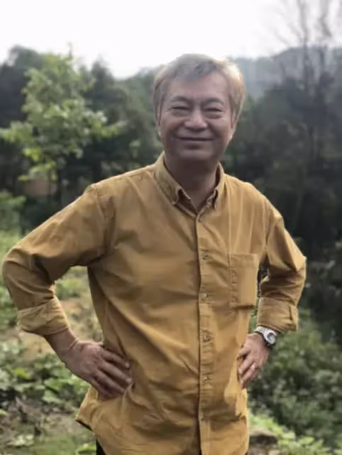 22歲被周潤發帶紅，巔峰時期隱退，廖偉雄為何選擇去廣東當農民？