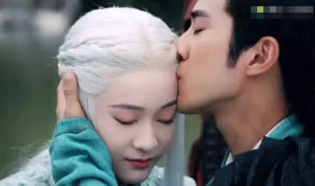 女星臉上的粉底有多厚？男主親了她額頭一下「嘴唇瞬間的變化」笑噴網友：化妝師在刷牆