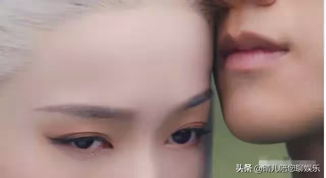 女星臉上的粉底有多厚？男主親了她額頭一下「嘴唇瞬間的變化」笑噴網友：化妝師在刷牆