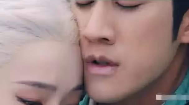 女星臉上的粉底有多厚？男主親了她額頭一下「嘴唇瞬間的變化」笑噴網友：化妝師在刷牆