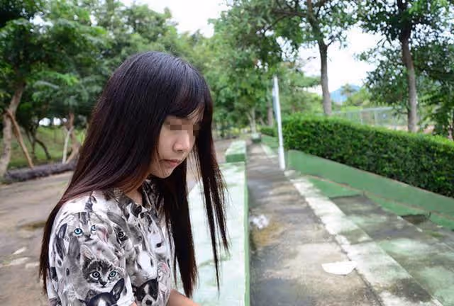 20多歲女大學生嫁給中年拾破爛大叔,前男友流淚祝福她找到真愛