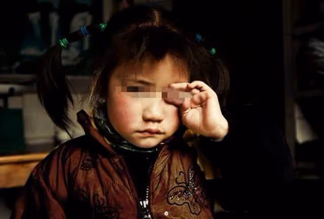 外出3天回家,女兒怕被碰,晚上給女兒洗完澡,我氣得渾身發抖