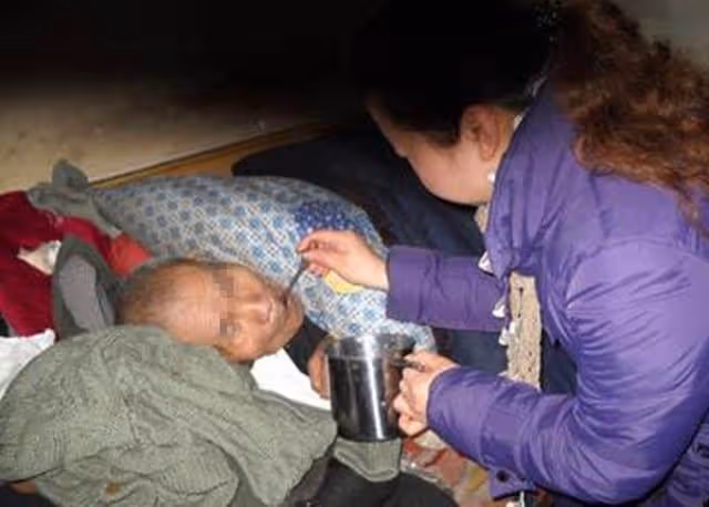 父親分遺產,給不孝兒子2千,卻只給孝順女兒遺像,回家驚喜來了