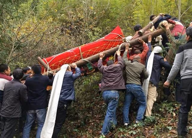 父親分遺產,給不孝兒子2千,卻只給孝順女兒遺像,回家驚喜來了