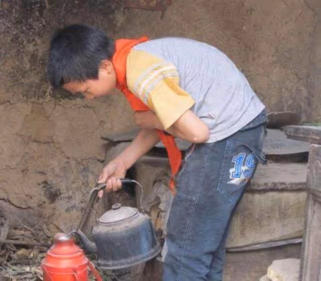 老漢收養一個孤兒,孩子長大後卻買口棺材送給他,去世前才知真相