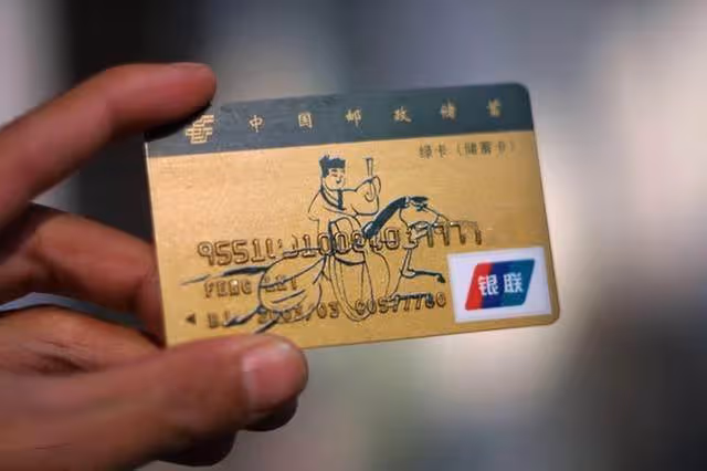 女兒出嫁15天,母親偷偷送來一張銀行卡,看到金額女兒傻了眼