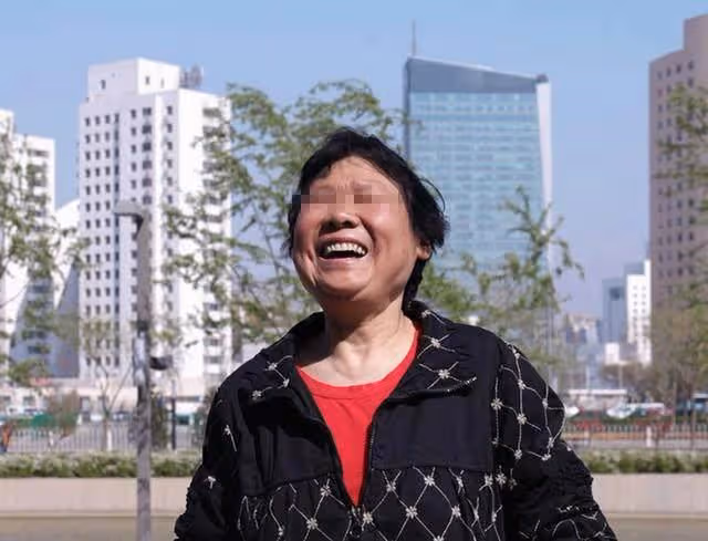 兒子帶女朋友回家,聽到女方要彩禮錢,母親偷偷把房子過戶給女兒
