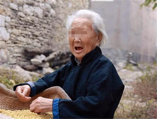 城裡兒媳生病住院,農村婆婆只送來2斤雞蛋,兒媳打開後傻了眼