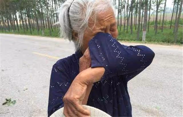 養女接母親到城裡過春節,半夜聽到女婿竊竊私語,傻了眼