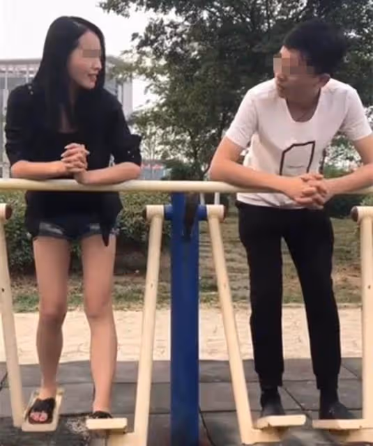 妻子到城裡當保姆,每月工資1萬,我偷偷去找她,推開門傻了眼