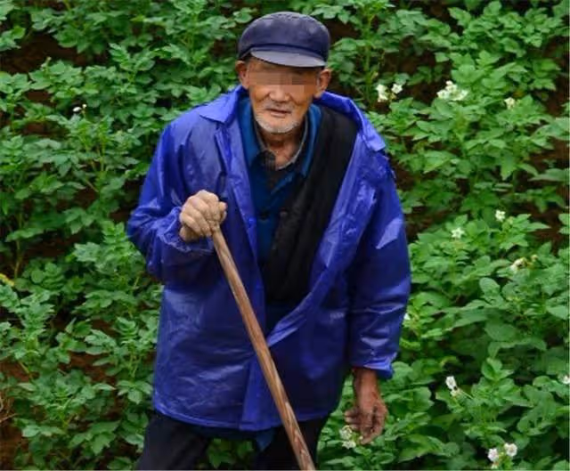 看病老人撿到巨款,為等失主犯了哮喘,失主一番話讓人傻了眼