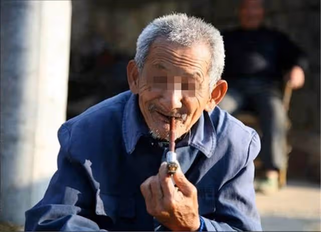 老父親向子女借錢,二姐三姐攆他走,只有大姐帶回家,驚喜來了