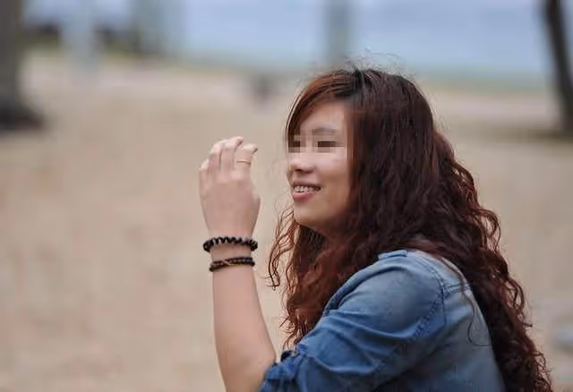 老父親向子女借錢,二姐三姐攆他走,只有大姐帶回家,驚喜來了