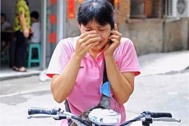 老父親向子女借錢,二姐三姐攆他走,只有大姐帶回家,驚喜來了