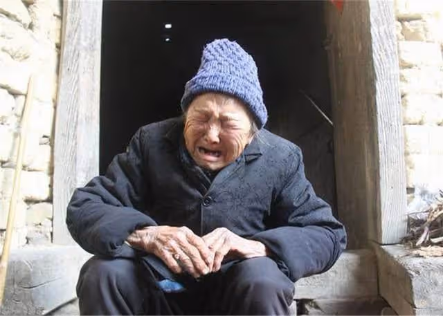 我每月給母親800元,無意打開她的衣櫃,我傻了眼,從此分文不給