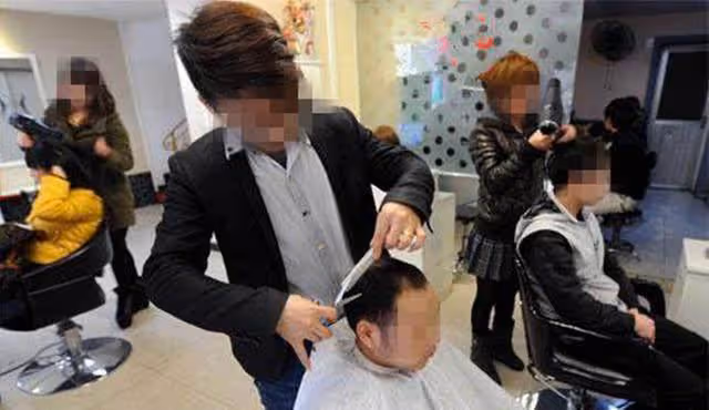 理髮小哥辛苦1年賺5萬,春節回家娶媳婦,路邊2小時輸光,傻了