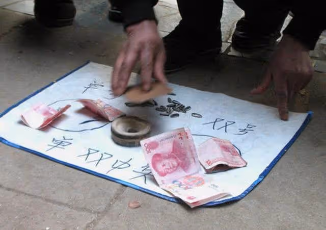 理髮小哥辛苦1年賺5萬,春節回家娶媳婦,路邊2小時輸光,傻了