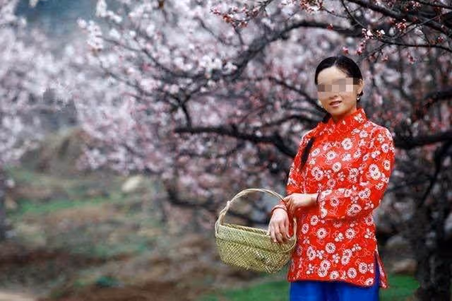 大嫂欺負小姑子讓她睡豬圈,5年後門前來了一輛豪車,大嫂傻了