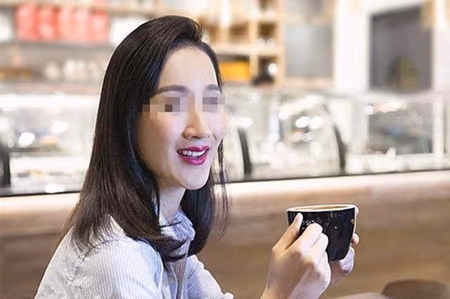 32歲剩女帶5個閨蜜來和我相親,結帳後還要打包飯菜帶走,我傻了
