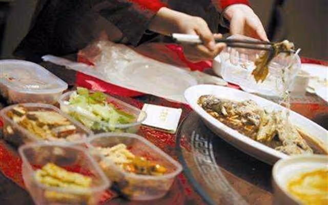 32歲剩女帶5個閨蜜來和我相親,結帳後還要打包飯菜帶走,我傻了