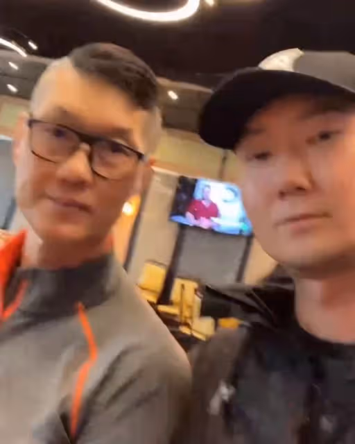 周比利與乾兒子慶父親節,沒血緣關係卻長相相似,63歲越來越面善