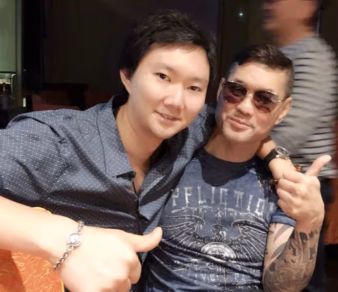周比利與乾兒子慶父親節,沒血緣關係卻長相相似,63歲越來越面善