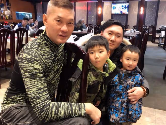 周比利與乾兒子慶父親節,沒血緣關係卻長相相似,63歲越來越面善