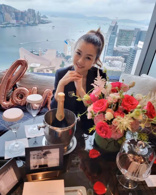 41歲陳茵媺曬照,西裝配短裙大秀長腿,被老公陳豪摟腰顯甜蜜
