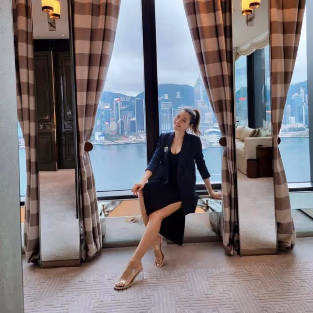 41歲陳茵媺曬照,西裝配短裙大秀長腿,被老公陳豪摟腰顯甜蜜