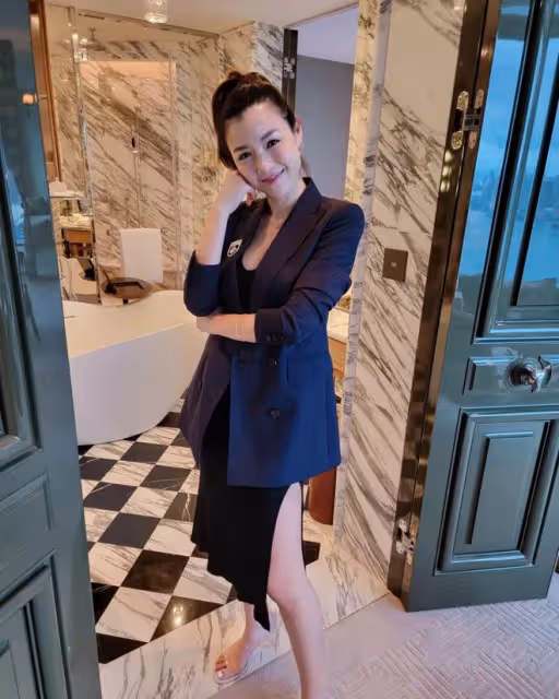 41歲陳茵媺曬照,西裝配短裙大秀長腿,被老公陳豪摟腰顯甜蜜