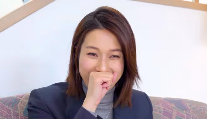 38歲鍾嘉欣懷孕5個月,面色紅潤不忘打扮,住國外豪宅養胎!