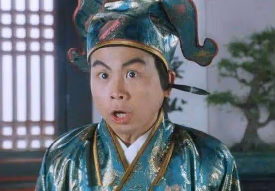 他是周星馳的御用配角，才華橫溢娶了個漂亮妻子，美貌出眾不輸女