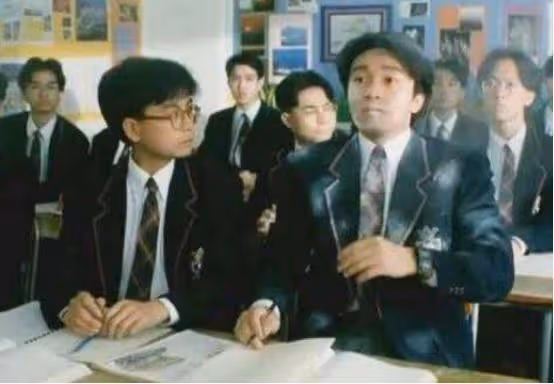 他是周星馳的御用配角，才華橫溢娶了個漂亮妻子，美貌出眾不輸女