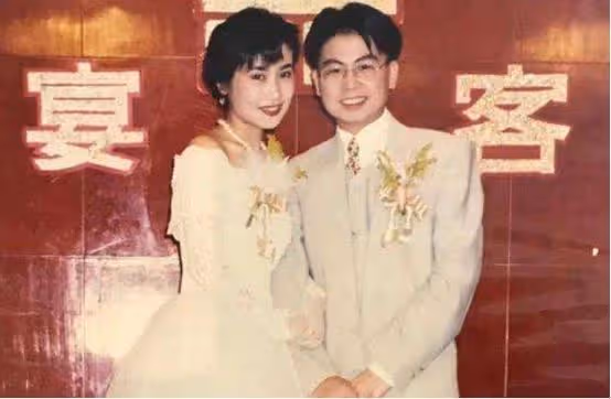 他是周星馳的御用配角，才華橫溢娶了個漂亮妻子，美貌出眾不輸女