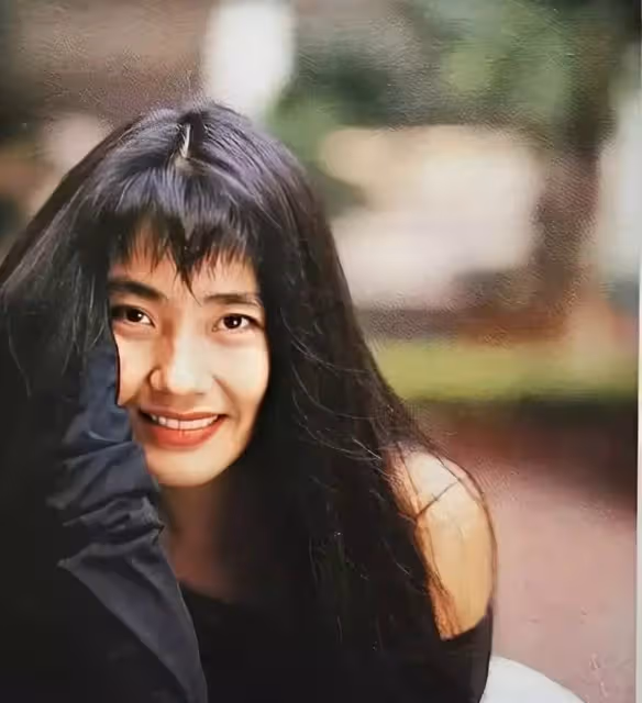倪淑君近照曝光,54歲長髮飄飄氣質出眾,仙氣媲美王祖賢,17歲拿金像獎,網友:非常耐看