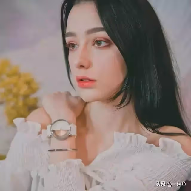 俄羅斯金髮碧眼美女,身材高挑擁漫畫大長腿!看完素顏照簡直比昆凌、baby還要正!
