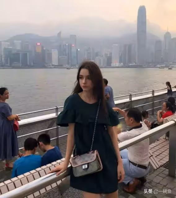 俄羅斯金髮碧眼美女,身材高挑擁漫畫大長腿!看完素顏照簡直比昆凌、baby還要正!