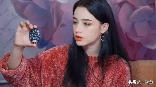 俄羅斯金髮碧眼美女,身材高挑擁漫畫大長腿!看完素顏照簡直比昆凌、baby還要正!